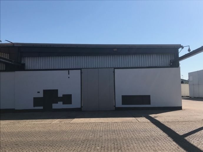 Aussenansicht mit Fl�geltor.jpg Halle / Lager / Produktion Langenhagen