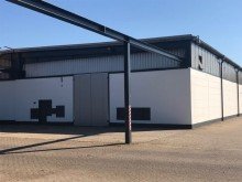 Aussenansicht mit Kranbahn.jpg Lager- und Produktionshalle mit B�ro-/Sozialbereich und Au�enfl�chen zu vermieten