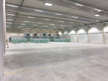 1 Moderne Hallenfl�che (Teilfl�che ca. 2000 m�) mit ebenerdiger Andienung und mit Ladebr�cken zu vermieten