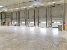 3 Moderne Hallenfl�che (Teilfl�che ca. 2000 m�) mit ebenerdiger Andienung und mit Ladebr�cken zu vermieten
