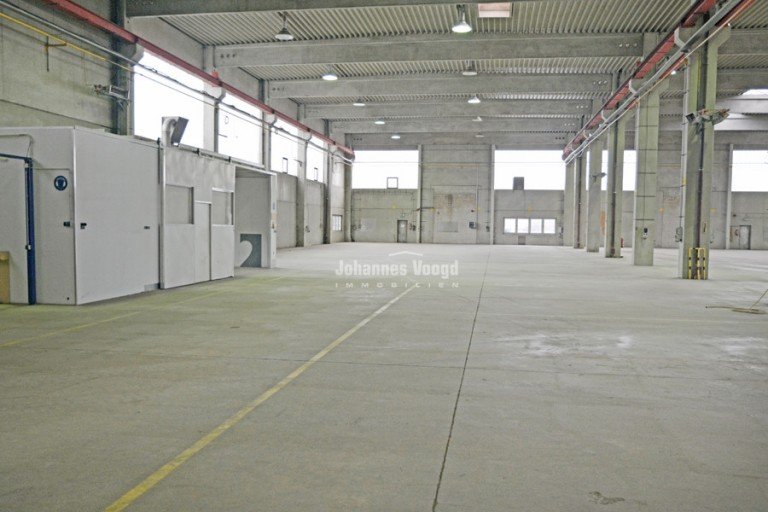 1 Sarstedt Halle Sehr gepflegte Hallenfl�che (Teilfl�che: ca. 1.500 m�) zu vermieten