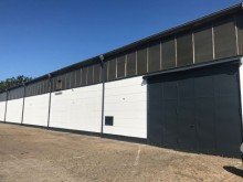 Aussenansicht mit Falttor.jpg Lager- und Produktionshalle mit B�ro-/Sozialbereich und Au�enfl�chen zu vermieten